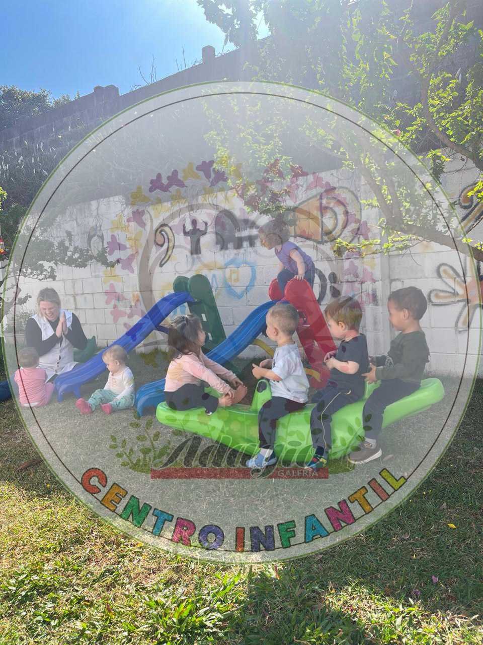 Crianças brincando no espaço externo do Adágio Centro Infantil
