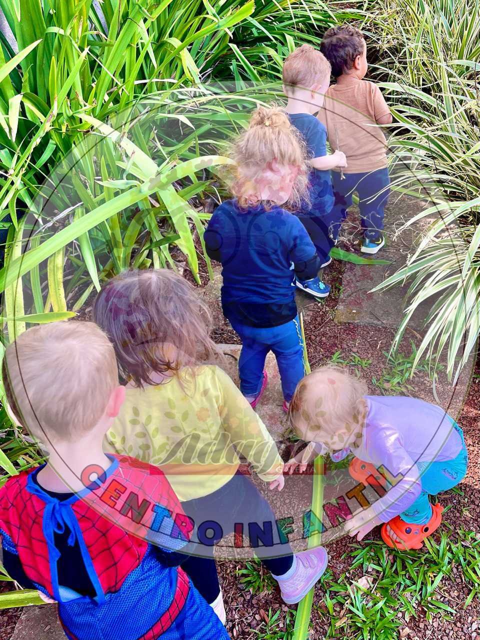 Crianças brincando no espaço externo do Adágio Centro Infantil